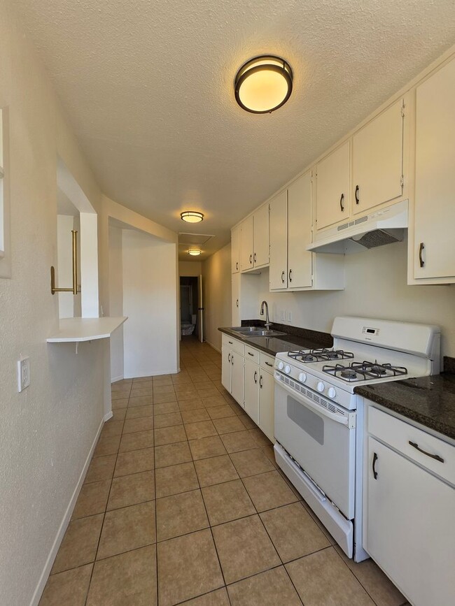 Building Photo - 4250