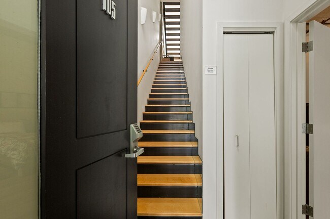 Building Photo - Pearl District Townhome