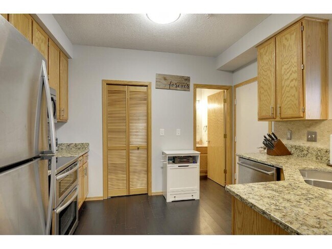 Building Photo - 2255 Ranchview Ln N