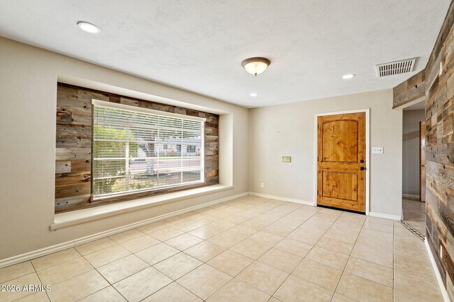 Foto del edificio - 3007 N 84th Pl