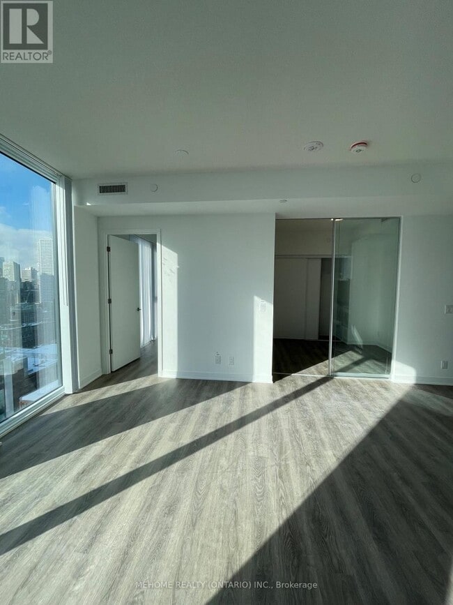 Photo du bâtiment - 180 Front St E