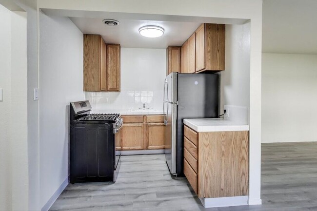 Building Photo - Spacious 1bedroom - Walking Distance to La...