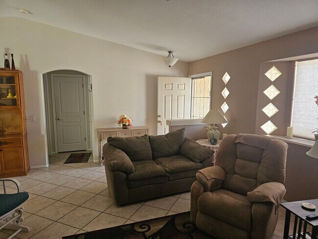 Building Photo - Furnished Full Solar Home LONG TERM OR SHORT TERM