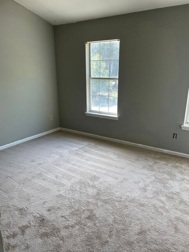 Building Photo - Renovated 2 bedroom 2.5 bath townhome.