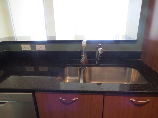 Building Photo - 100 NE 6th St