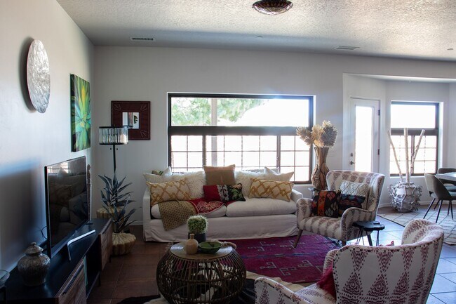 Foto del edificio - Unfurnished, 1-Year Long-Term Rental