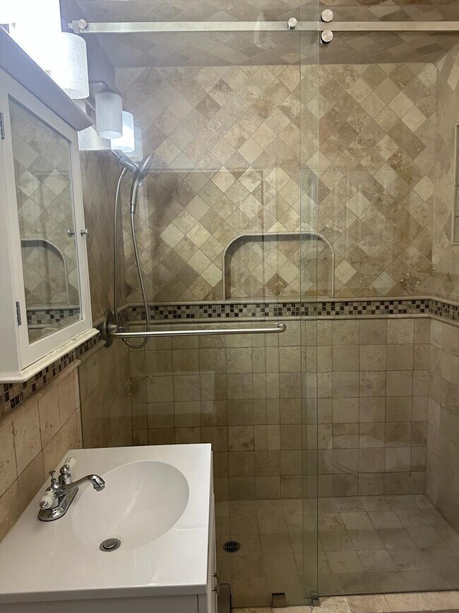 ducha - 10640 Gridley Rd