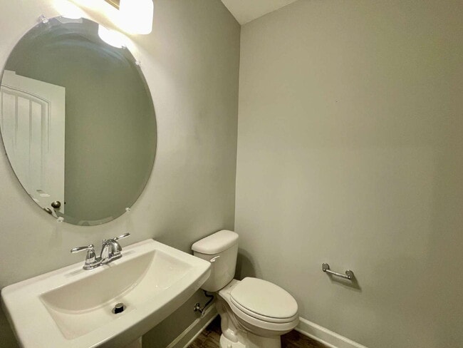 Building Photo - Spacious 4 Bedroom, 2 And A Half Bath Nest...