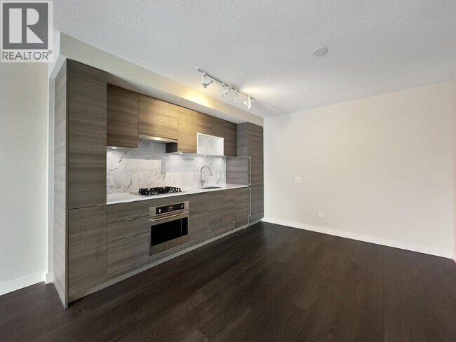 Building Photo - 602 COMO 22xx