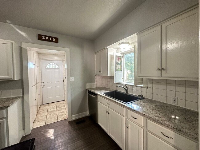 Building Photo - Charming 3-bed, 2-bath.