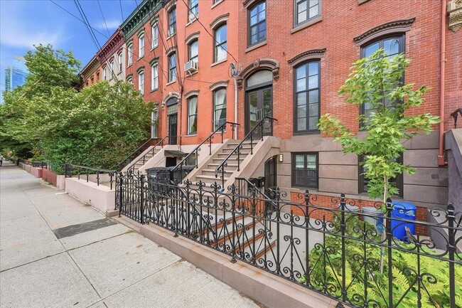 Building Photo - 155 Grand St