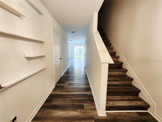 Building Photo - 701 Cresting Oak Cir
