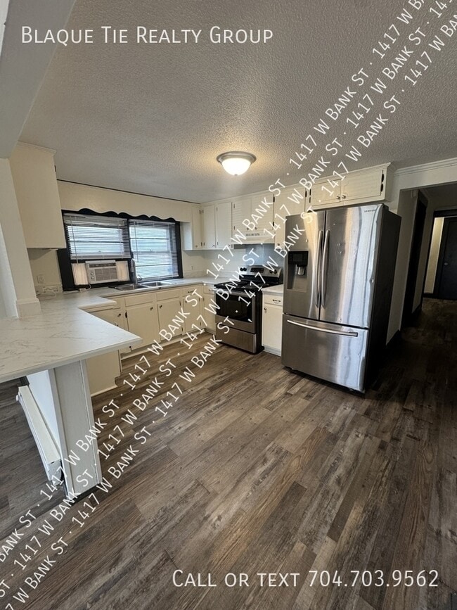 Building Photo - 1417 W Bank St