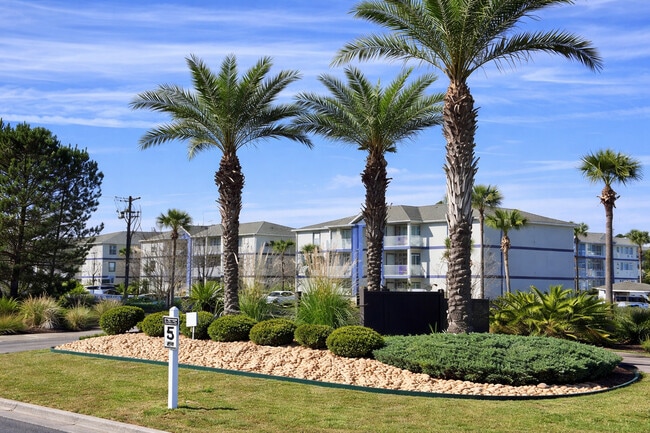 Building Photo - Grand Biscayne