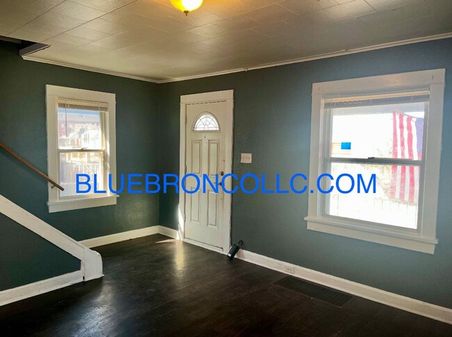 Building Photo - NEWly renovated Cute 2 bedroom 1 bathroom ...