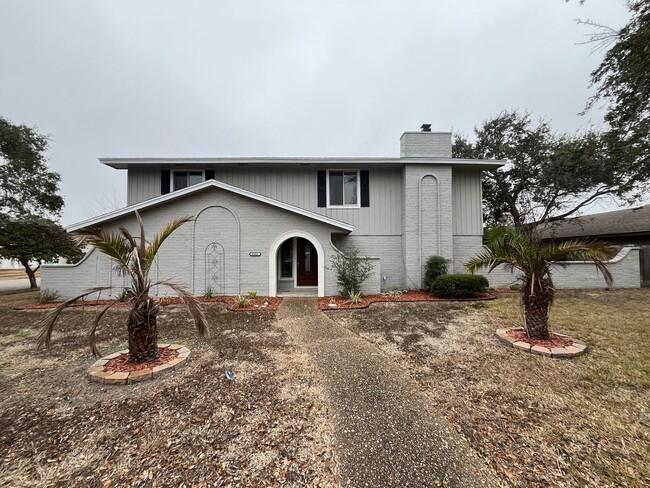 Building Photo - Spacious Two Story Home in Country Club Es...