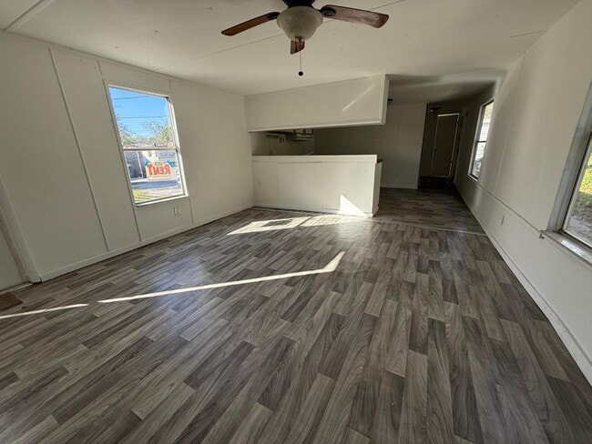 Foto del edificio - 12300 Phillips Ln