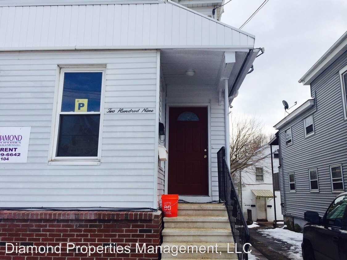 Primary Photo - 209-211 Caroline St
