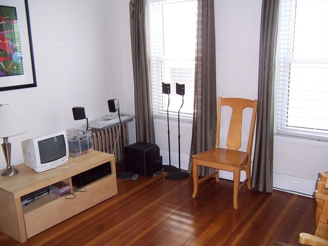 Building Photo - 474 Main St