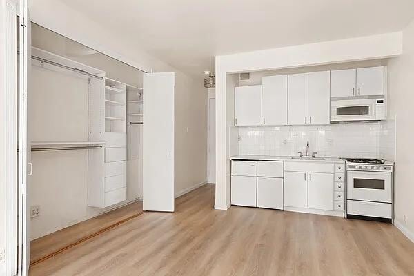 Foto del edificio - 301 W 57th St