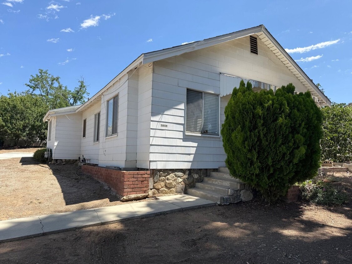 Primary Photo - Charming 3 bedroom 2 bathroom in Yucaipa