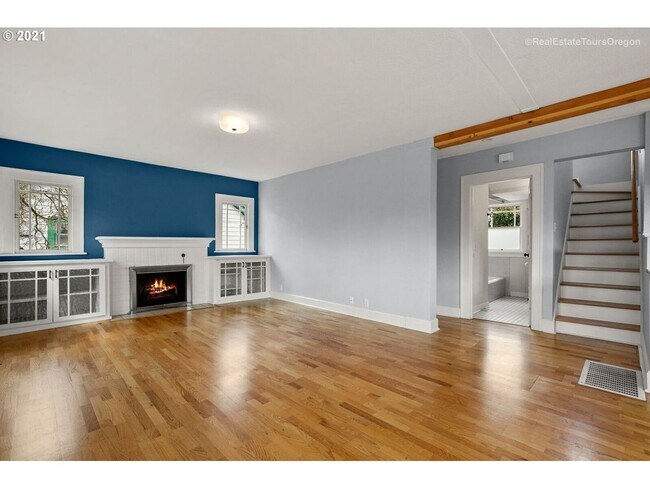 Building Photo - Charming Bungalow in the Heart of the Popu...