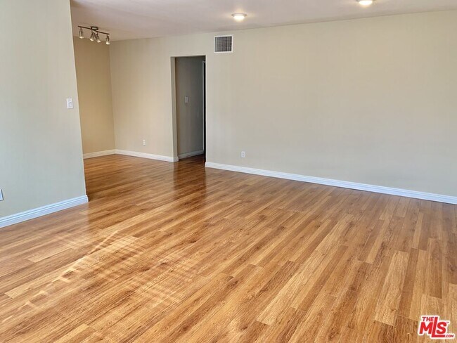 Foto del edificio - 6911 Agnes Ave