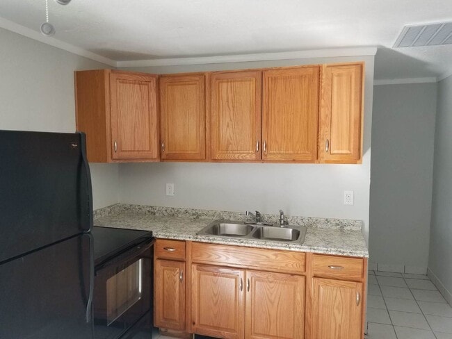 Building Photo - Amazing 2 Bedrooms 1 Bathroom with 1 car g...