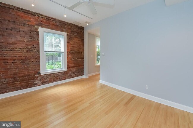 Foto del edificio - 433 W School House Ln