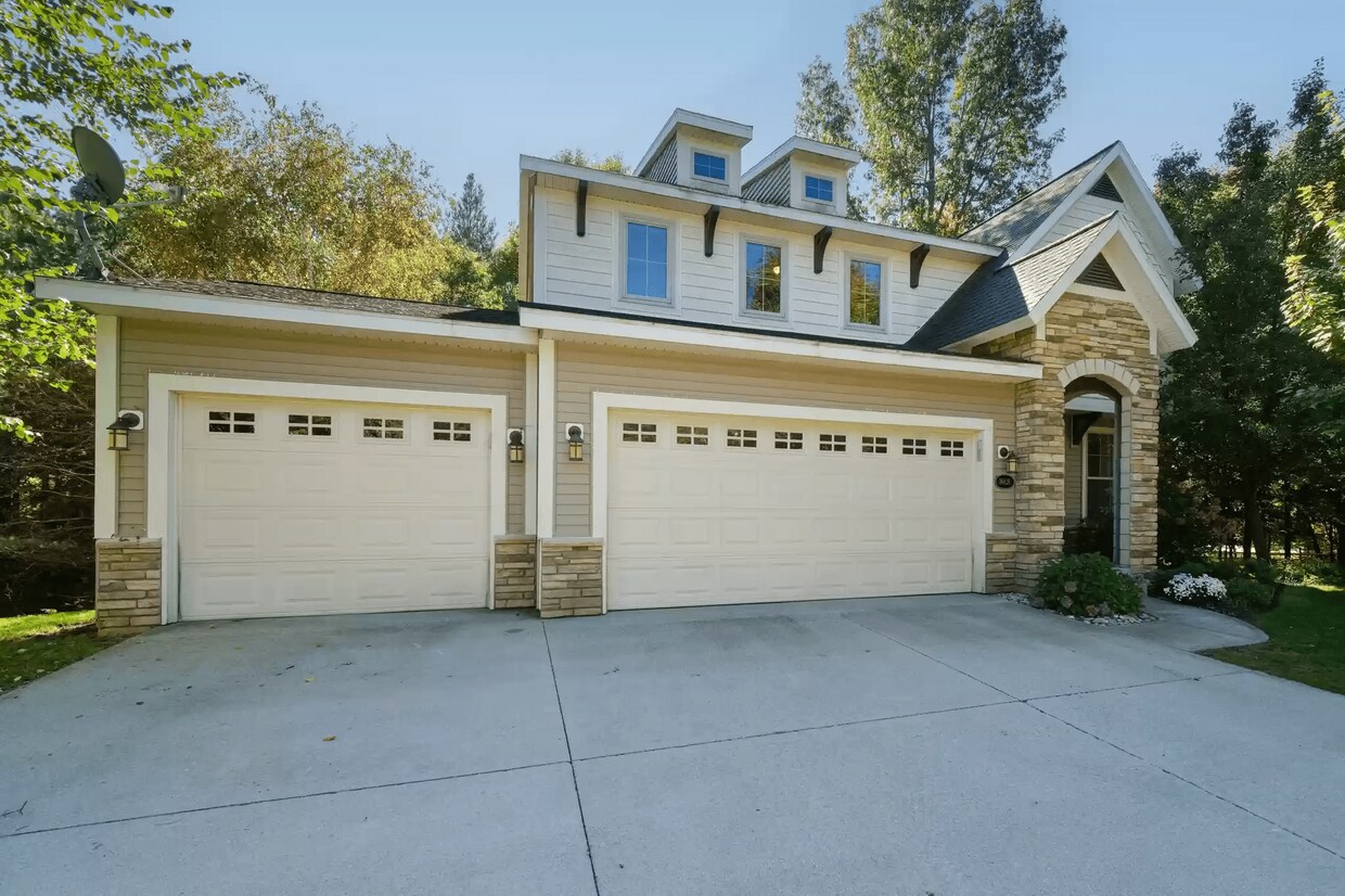 Foto principal - 16826 Birchview Dr