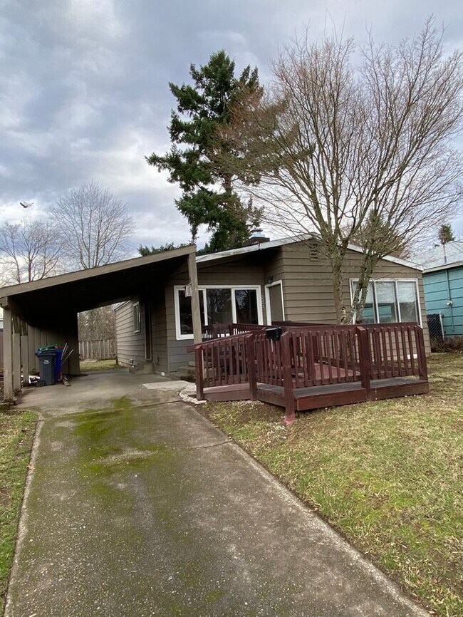 Building Photo - BIG OPEN Single-Level 2 Bedroom Home in th...