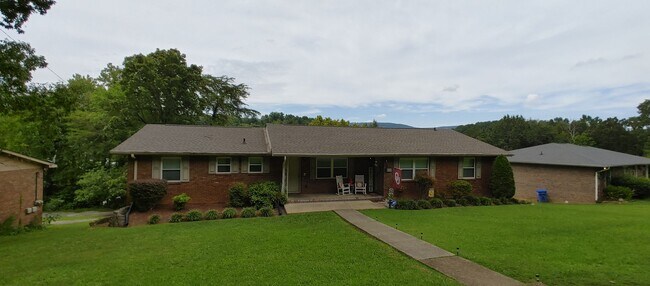 Foto del edificio - Duplex WITH GARAGE in Hixson!