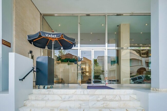 Foto del edificio - 999 N Doheny Dr