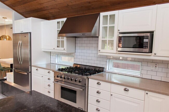 Building Photo - 903 Herndon Ln