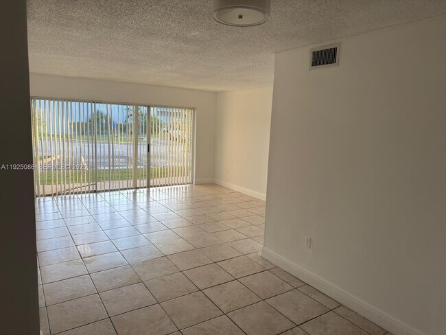 Foto del edificio - 9369 Fontainebleau Blvd