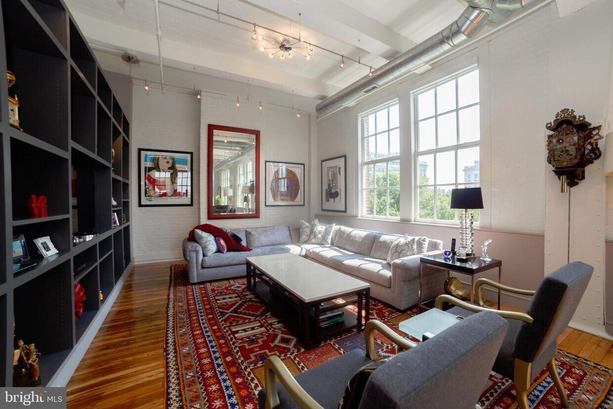 Primary Photo - 220 W Washington Sq