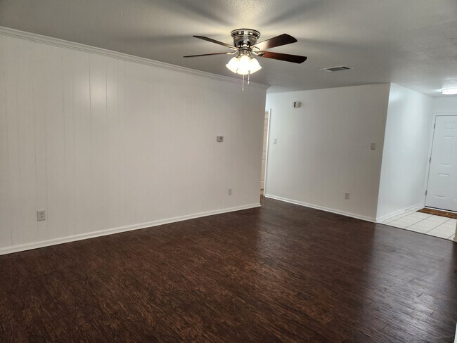 Building Photo - 417 Wallace Dr