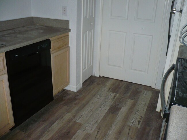 Building Photo - 1/1 Second floor condo in Sand Lake