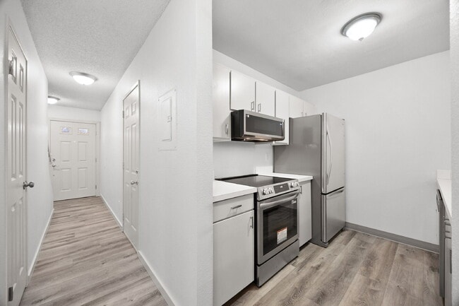 Foto del edificio - "Charming Auburn Townhouse: Cozy 2-Bed, 1.5-Bath Gem with 1025 Sq. Ft. of Modern Living!"