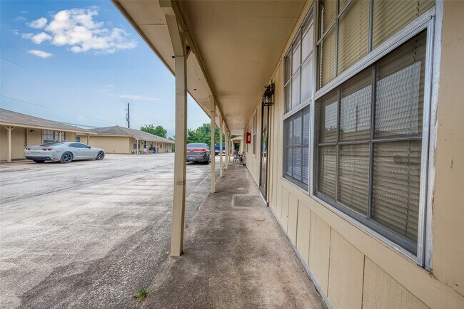 Foto del edificio - 8430 Round Rock Dr