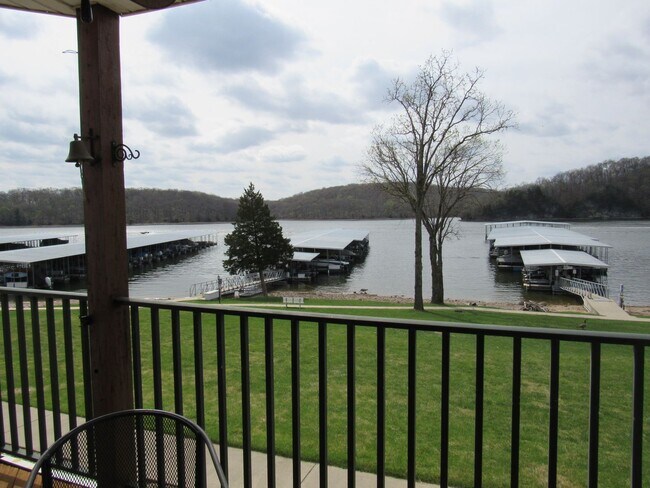 Foto del edificio - 1 Bedroom Lakefront Condo For Rent