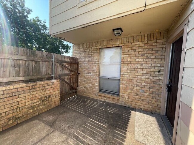 Building Photo - Cozy 2 Bedroom Townhome for rent in North ...