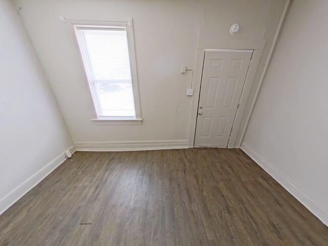 Building Photo - 3 Bedroom Apartment in York!