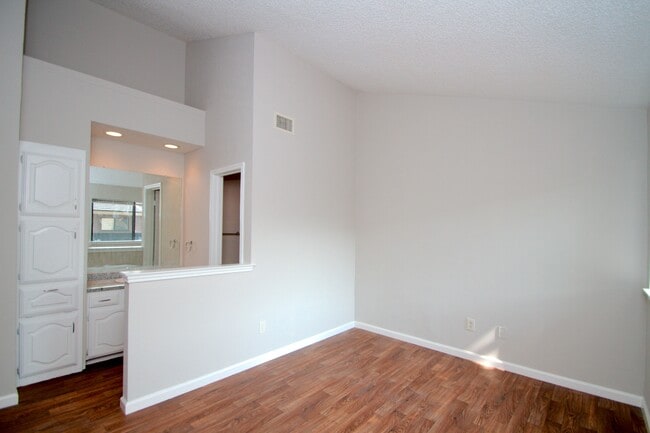 Building Photo - 2204 W Park Blvd