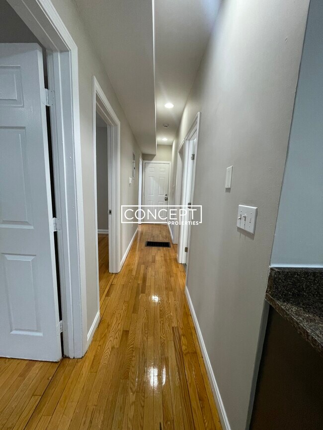 Building Photo - 68 Bellevue St