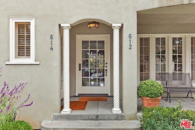 Building Photo - 612 N Beachwood Dr