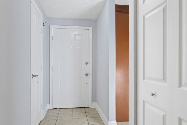 Foto del edificio - Spacious, Sunlit 3 Level, 3BD/3.5 BA End U...