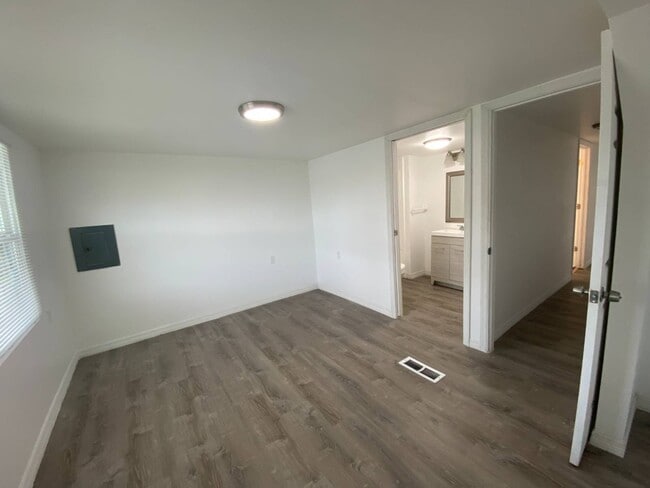 Building Photo - 12 Shoreland Dr