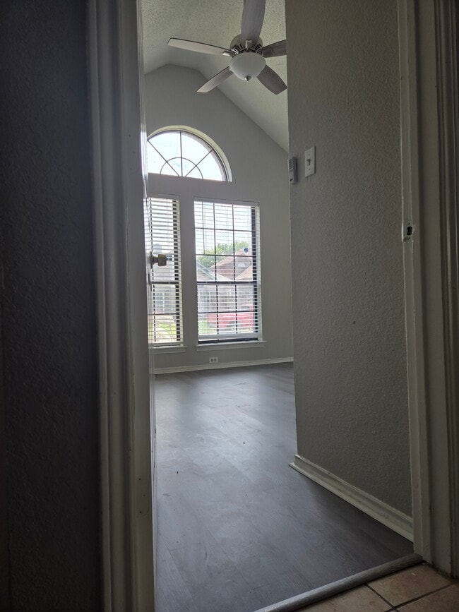 Building Photo - 2307 Weatherby Dr