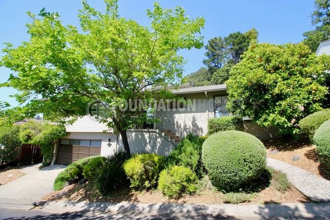 Building Photo - 107 Bretano Way